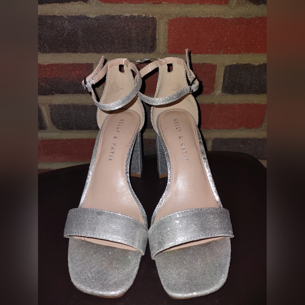 NWOT Shimmery silver Kelly & Katie heels, perfect height for dancing!